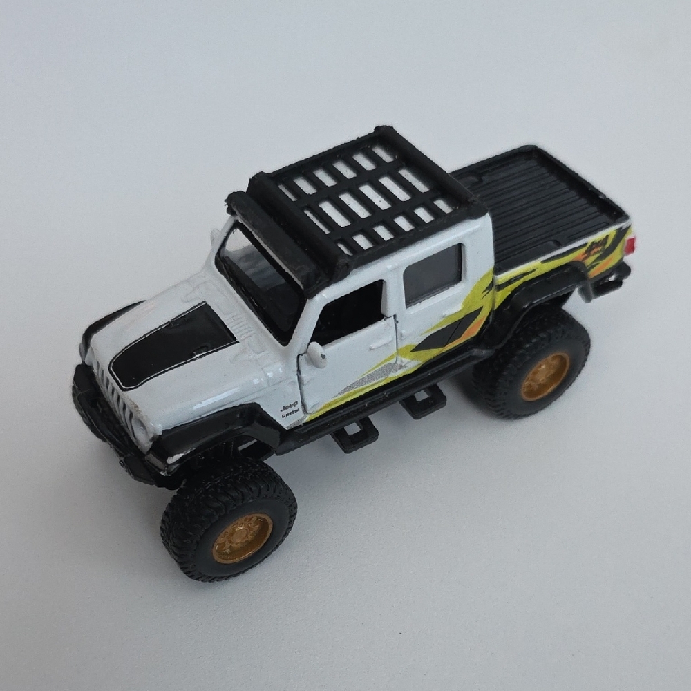 Maisto White and Black Jeep Truck with Gold Wheels